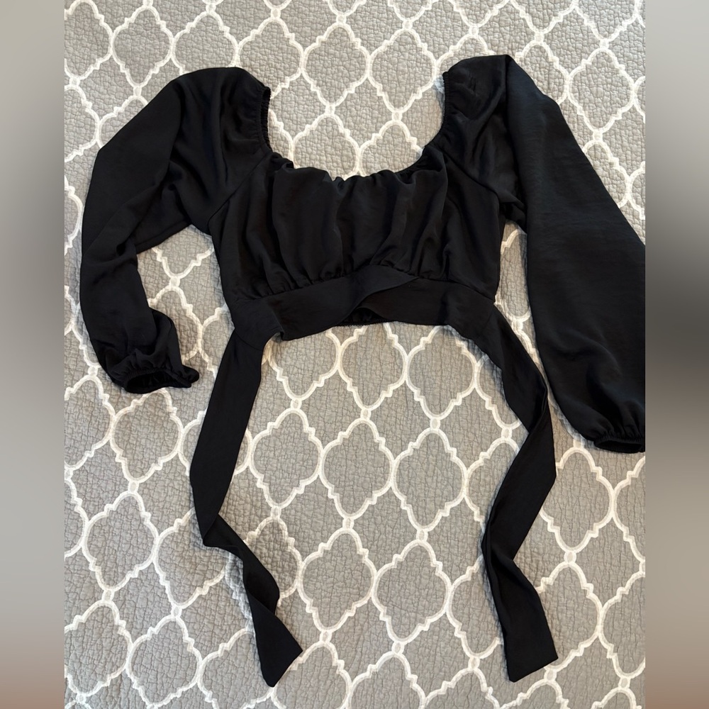 Black long sleeve crop top